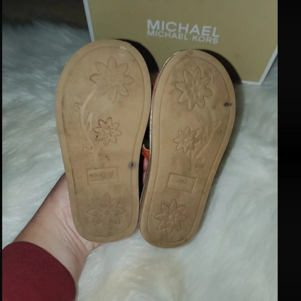 Girl’s Micheal Kors logo sandals 7c EUC